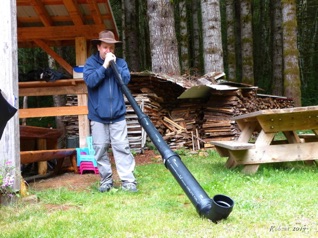 This is me playing the alpenhorn at the Keller creek campout.  <hr>  Das bin ich beim Alphorn spielen im Keller Creek Camp.